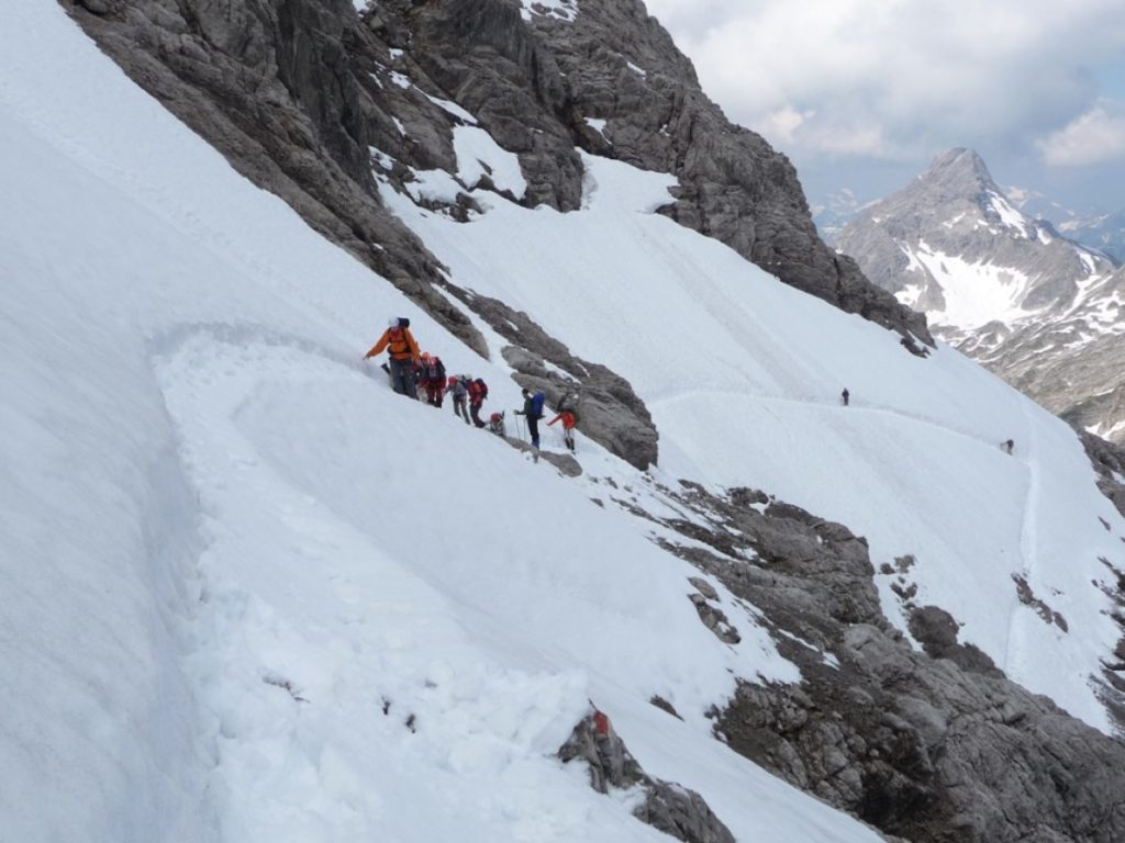 Queren von Altschneefeldern © Andreas Würtele Queren von Altschneefeldern © Andreas Würtele