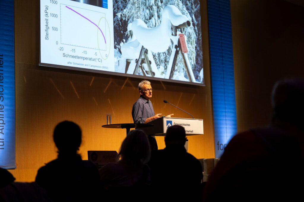 Jürg Schweizer, Alpinforum 2025. Foto: Chris Riefenberg, chrisriefenberg.com Jürg Schweizer, Alpinforum 2025. Foto: Chris Riefenberg, chrisriefenberg.com