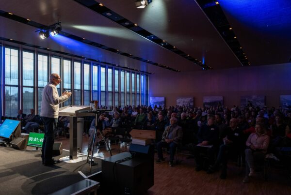 Alpinforum 2025 - Anton Mattle Eröffnungsrede in gut gefülltem Raum, Foto: chrisriefenberg.co