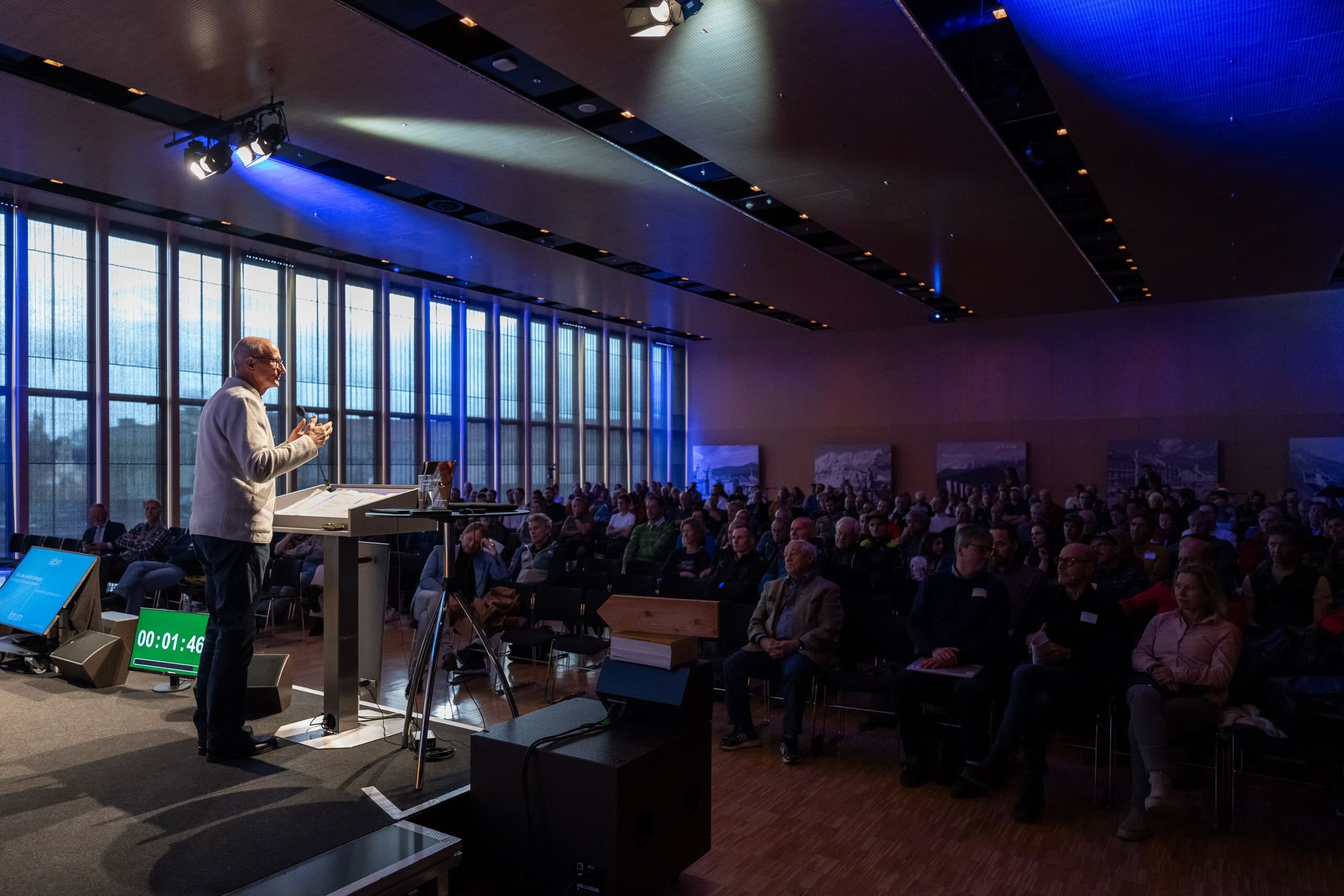 Alpinforum 2025 - Anton Mattle Eröffnungsrede in gut gefülltem Raum, Foto: chrisriefenberg.co