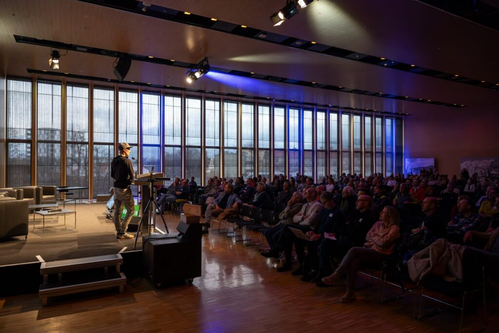 Alpinforum 2025 - gespannte Zuhörer:innen. Foto: chrisriefenberg.com