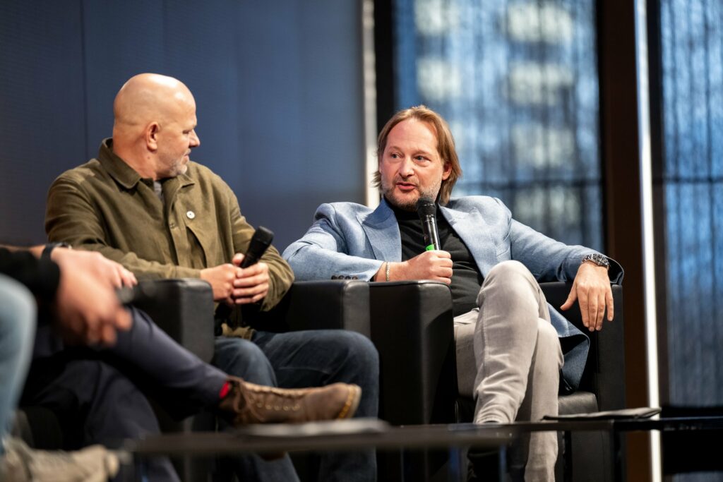 Alpinforum 2025, Podiumsdiskussion Block 1: Peter Plattner und Michael Fries. Foto: chrisriefenberg.com Alpinforum 2025, Podiumsdiskussion Block 1: Peter Plattner und Michael Fries. Foto: chrisriefenberg.com