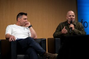 Alpinforum 2025, Podiumsdiskussion Block 1: Moderator Peter Plattner und Urs Hefti. Foto: chrisriefenberg.com