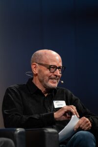 Robert Wallner, Podiumsdiskussion Block 2, Alpinforum 2025; Foto: Chris Riefenberg, chrisriefenberg.com