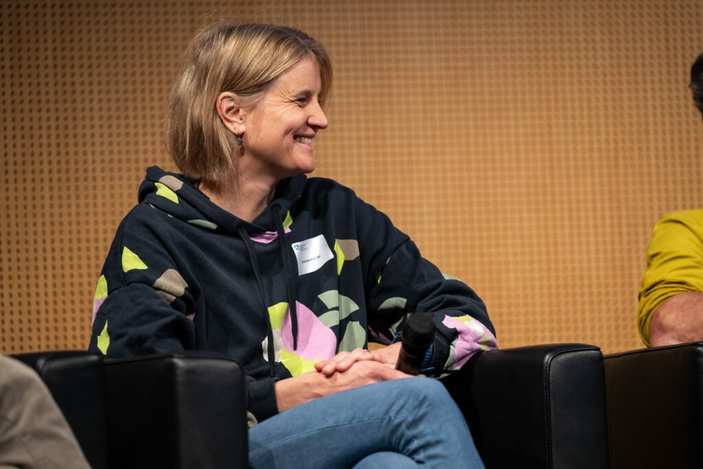 Katharina Hüfner, Podiumsdiskussion Block 2, Alpinforum 2025; Foto: Chris Riefenberg, chrisriefenberg.com Katharina Hüfner, Podiumsdiskussion Block 2, Alpinforum 2025; Foto: Chris Riefenberg, chrisriefenberg.com
