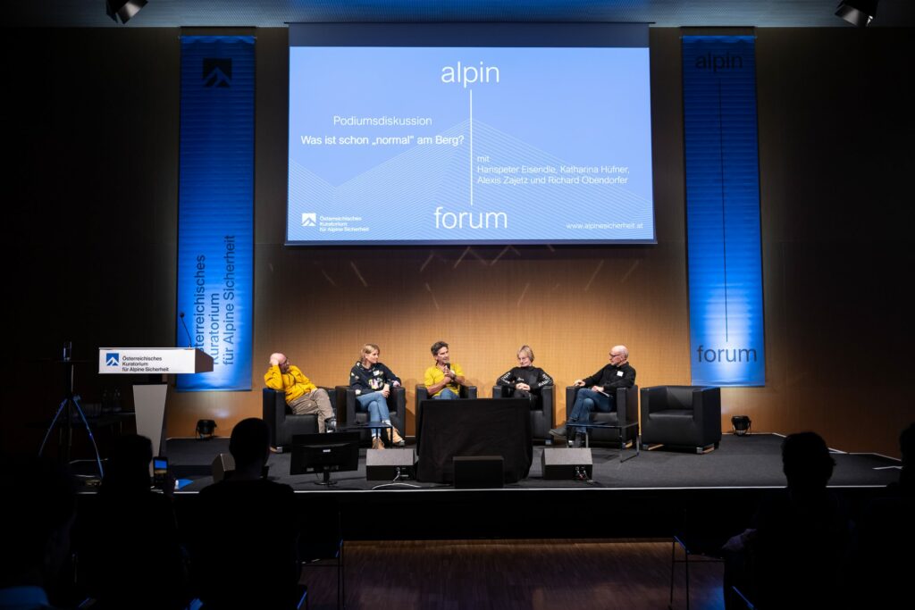 Podiumsdiskussion Block 2, Alpinforum 2025; Foto: Chris Riefenberg, chrisriefenberg.com