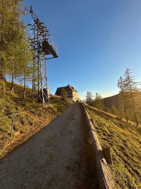 Abb. 6: Der tödliche Unfall vor der Austriahütte ereignete sich im Bereich dieses Fahrweges - analyse:berg-sommer 26 - Foto: Alpinpolizei